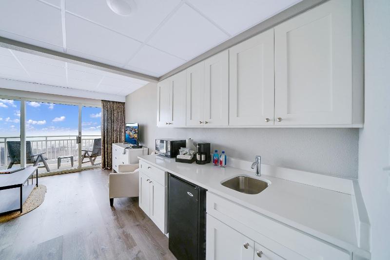 Deluxe Two Double Beds Suite with Kitchenette and Oceanfront image 3