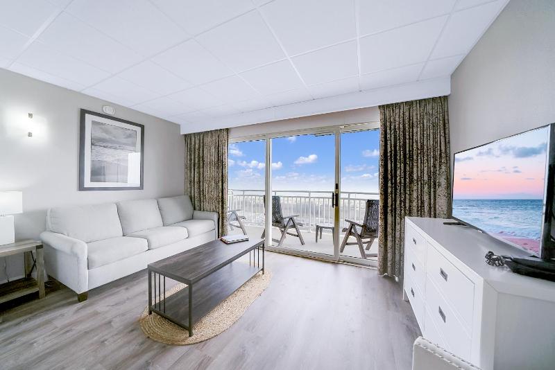 Deluxe Two Double Beds Suite with Kitchenette and Oceanfront image 4