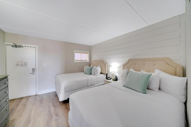 Deluxe Queen Suite with Kitchenette and Ocean View image 4