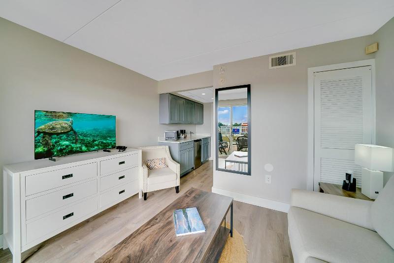 Deluxe Queen Suite with Kitchenette and Ocean View image 3