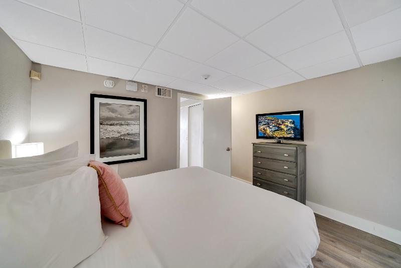 Deluxe Queen Suite with Kitchenette and Ocean View image 2