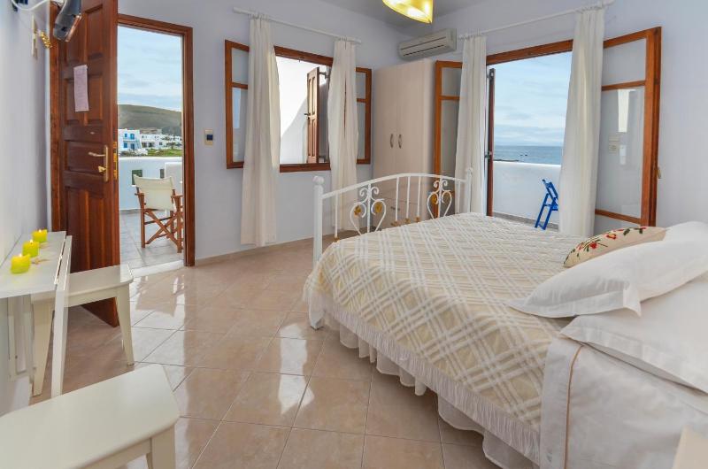 Studio (2 Adults) with Sea View image 4