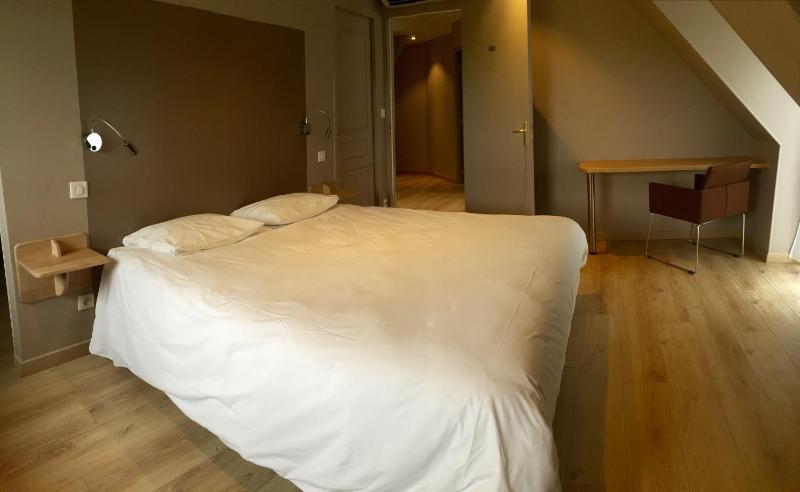 Superior King Room image 3