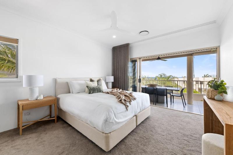 Unit 8 Nereus Stunning and Sophisticated 3 Bedroom Apartment with View - image 2