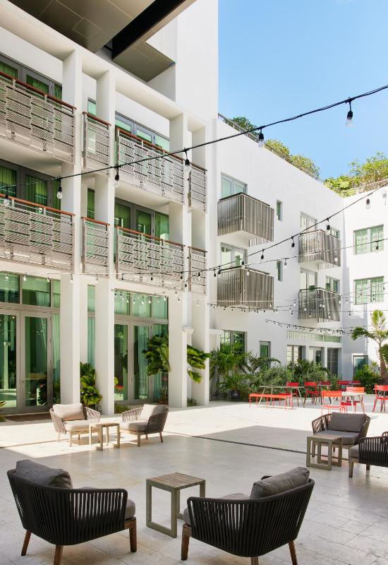 Superior Room with Balcony image 2