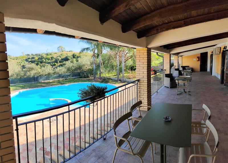 Double Room with Pool View image 1