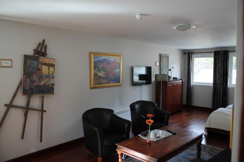 Deluxe King Room image 2