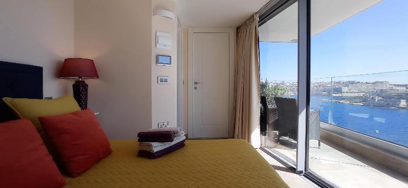 Unique Seafront Triplex Penthouse with Panoramic Bedroom & Rooftop Jacuzzi overlooking Valletta - image 7