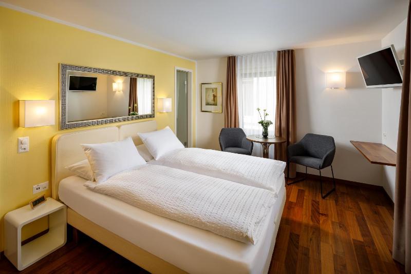 Superior Double Room with Bathroom image 1