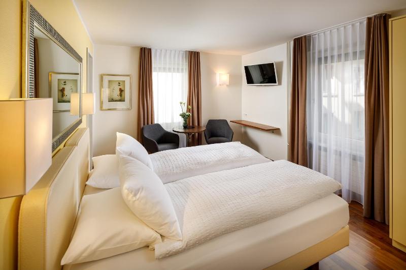 Superior Double Room with Bathroom image 3