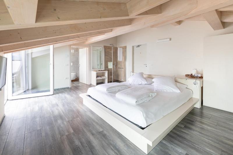 Superior Double Room image 4