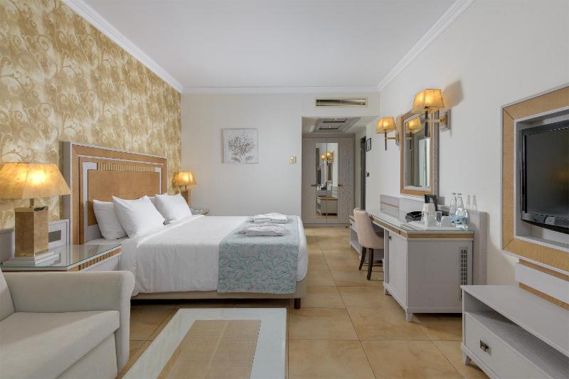 Superior Double or Twin Room with Garden View image 4