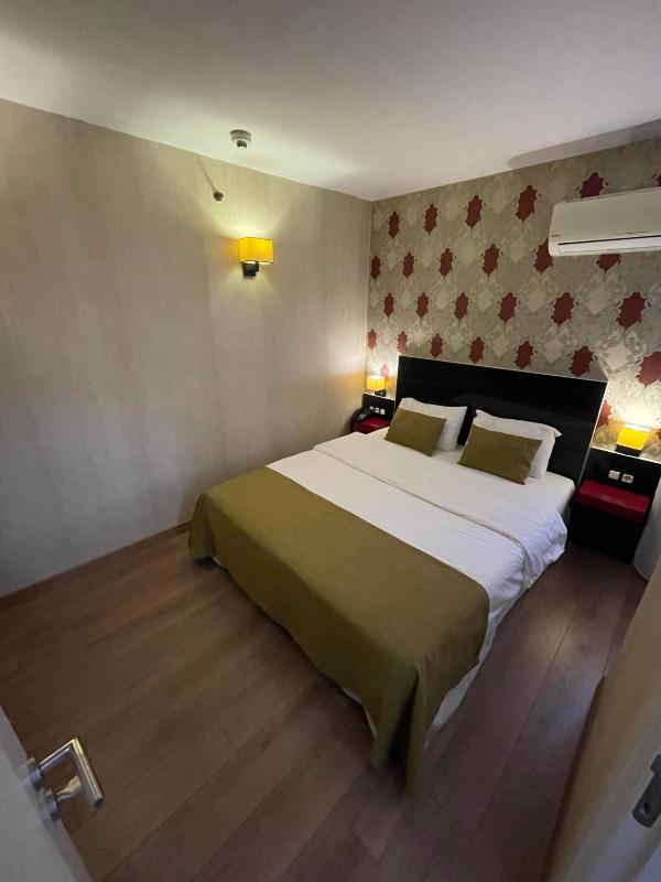 Large Double or Twin Room image 3