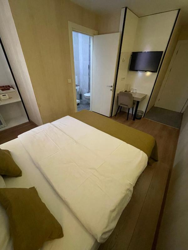 Large Double or Twin Room image 2