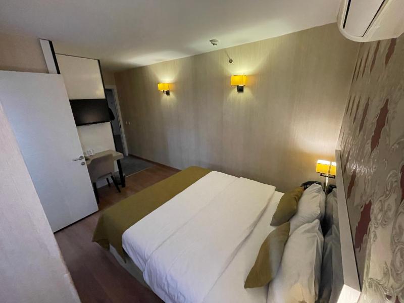 Large Double or Twin Room image 4