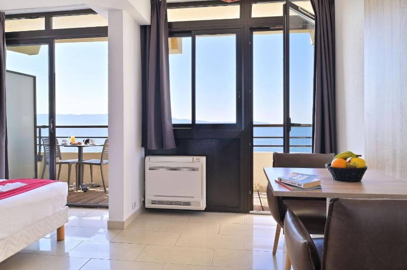 Studio with Sea View image 3