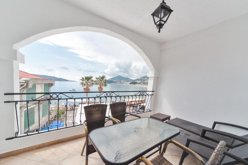 Standard Double Room with Terrace and Sea View (12,22) image 1