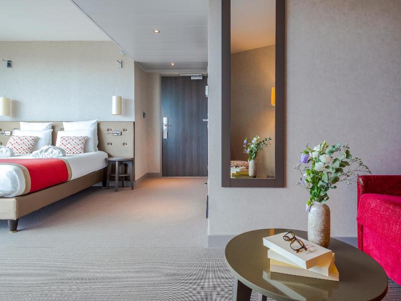 Junior Queen Suite image 4