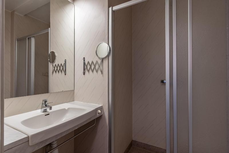 Single Room image 4