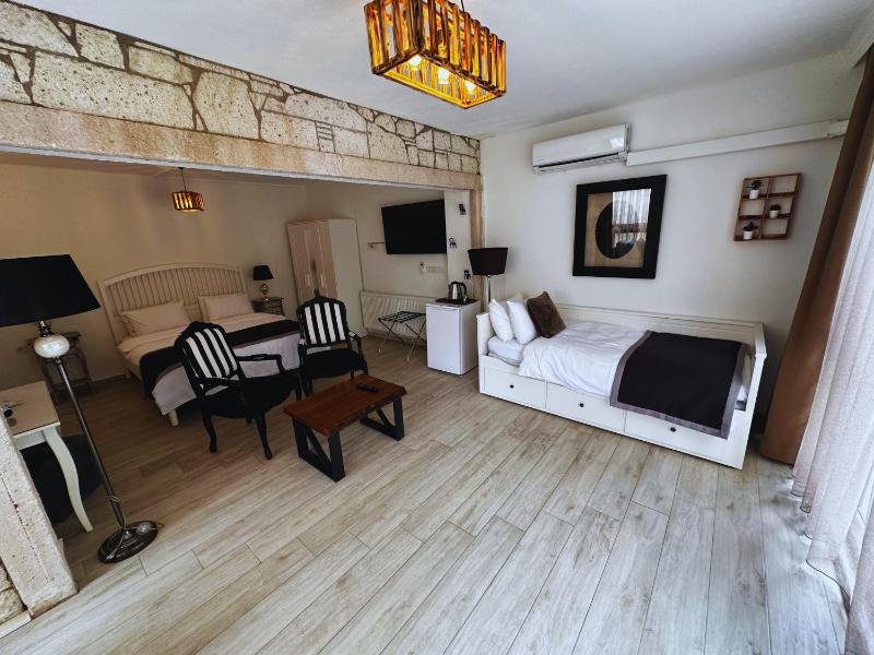 Family Room with Garden View image 4