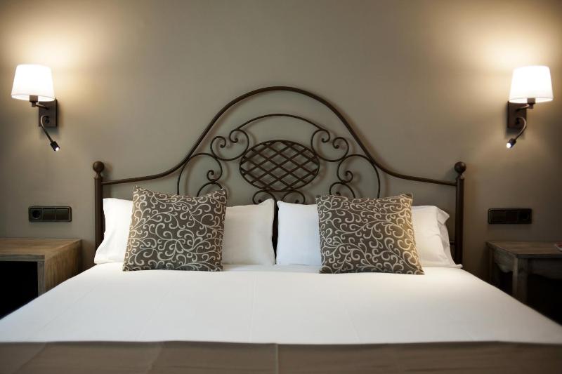 Double or Twin Room with Sea View image 4