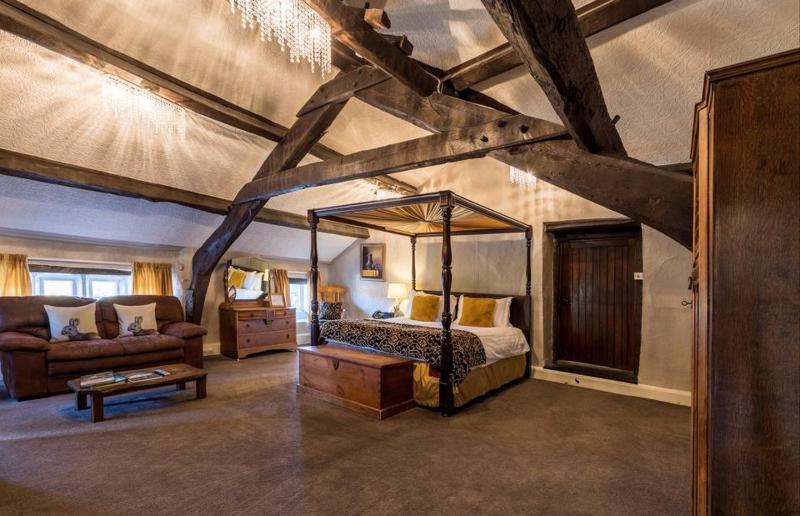 4 Poster Suite - No pets image 3