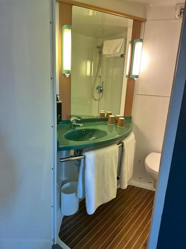 Family Room with 1 Double Bed and 1 Single Bed image 2