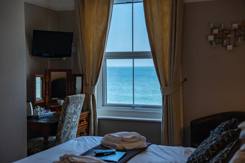 Twin Room with Sea View image 3