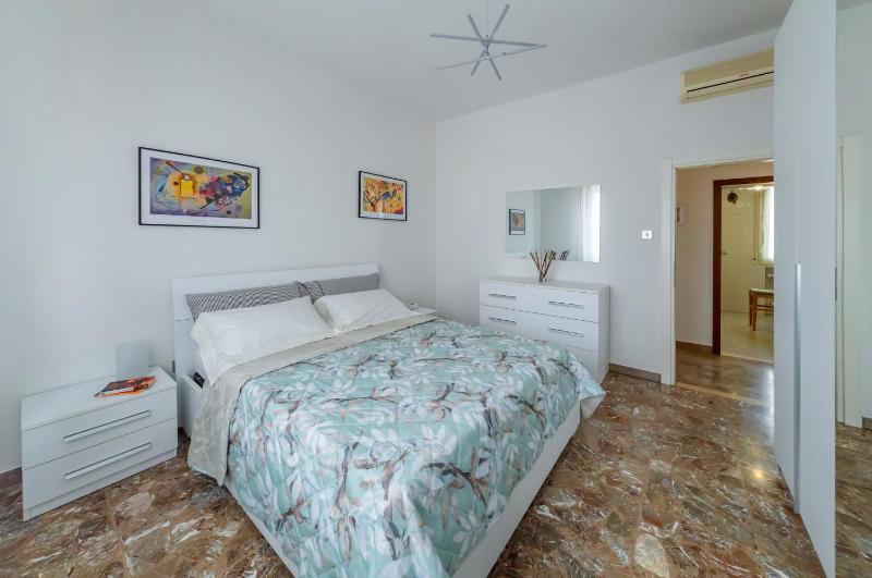 GuestHost - Ospedale Sant'Orsola Pizzardi White Apartment - image 7