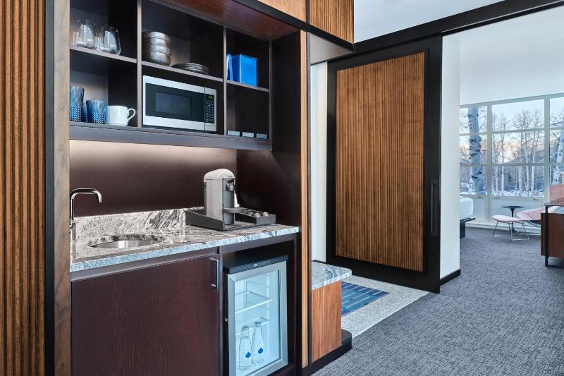 Deluxe One Bedroom Mountain Suite image 2