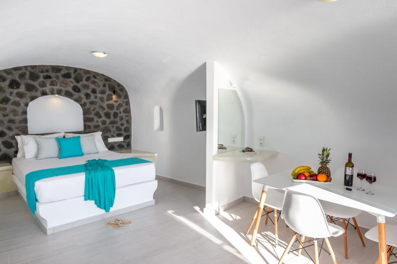 Deluxe Sea Suite with Hot Tub Caldera View  image 3