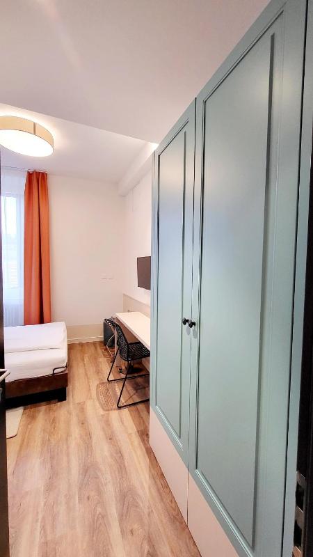 Modern Double or Twin Room image 2