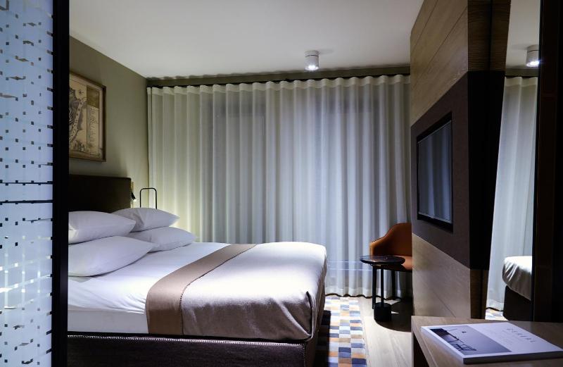 Classic Double Room image 4