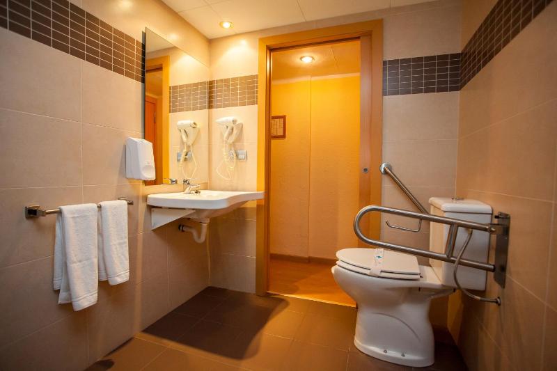 Twin Room image 2