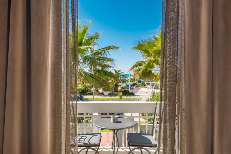 Suite with Sea View image 2