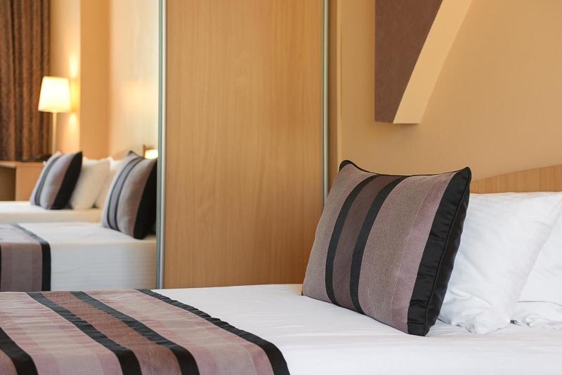 Twin Room image 3