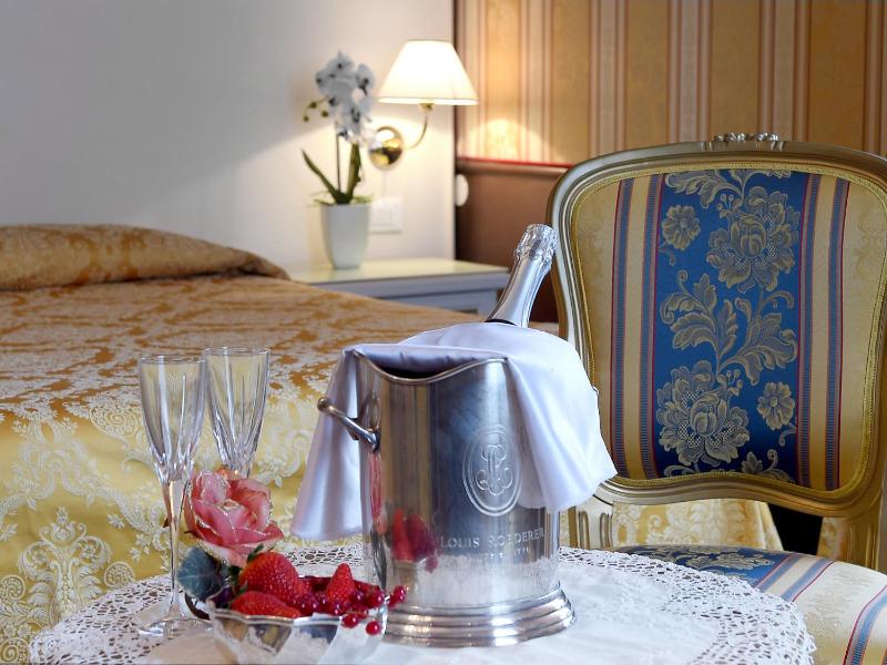 Superior Double Room with Canal View image 2