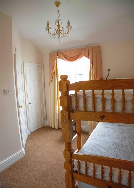 Twin Room en suite image 3