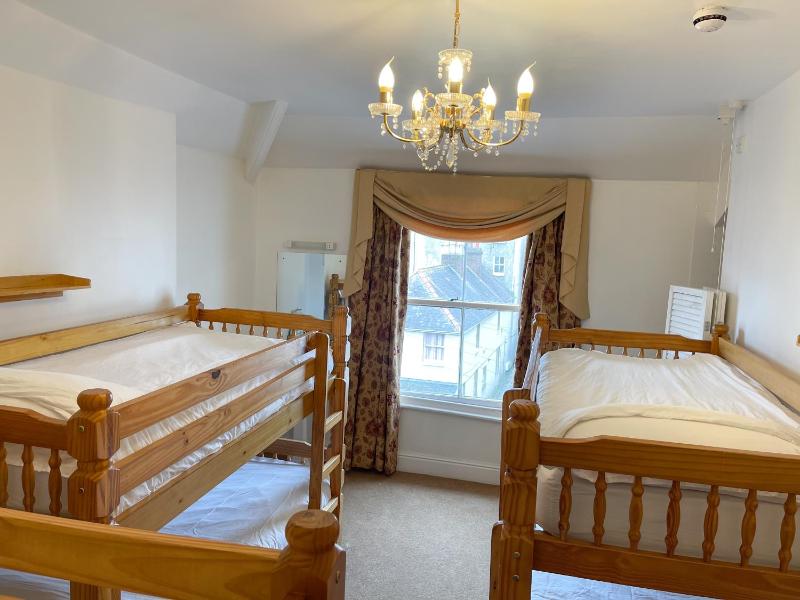 6-Bed Private Room image 3