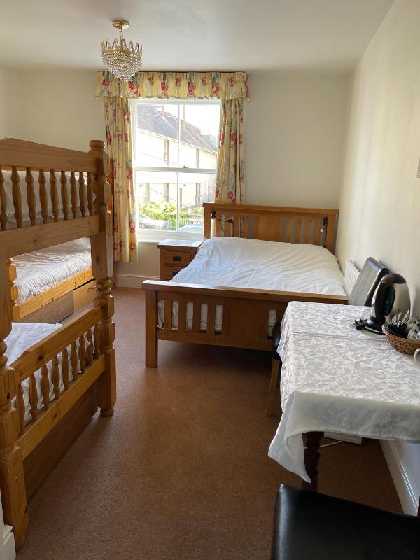 Family/Double Room (En Suite) image 4