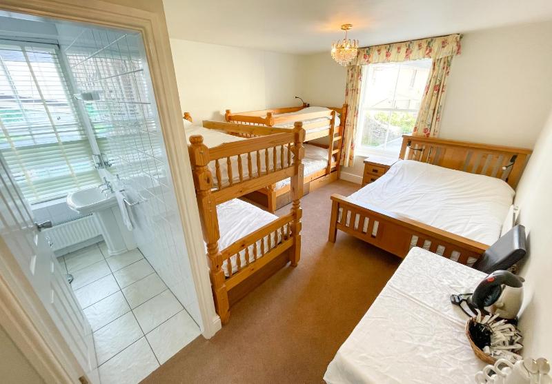 Family/Double Room (En Suite) image 3