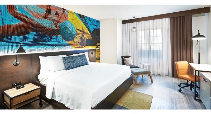 Standard King Room image 3