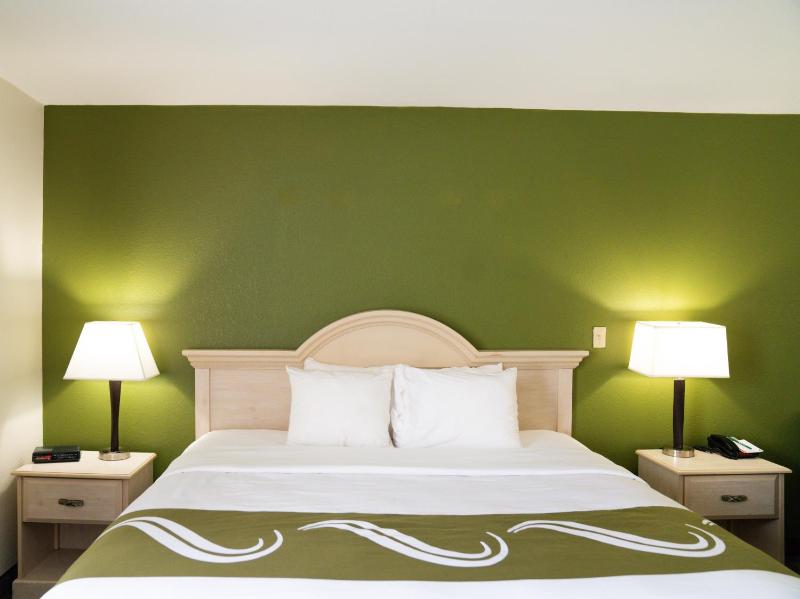 Standard King Room - Non-Smoking  image 3
