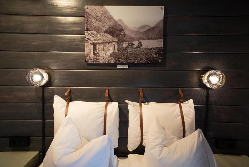 Premium One-Bedroom Cottage with linen image 3