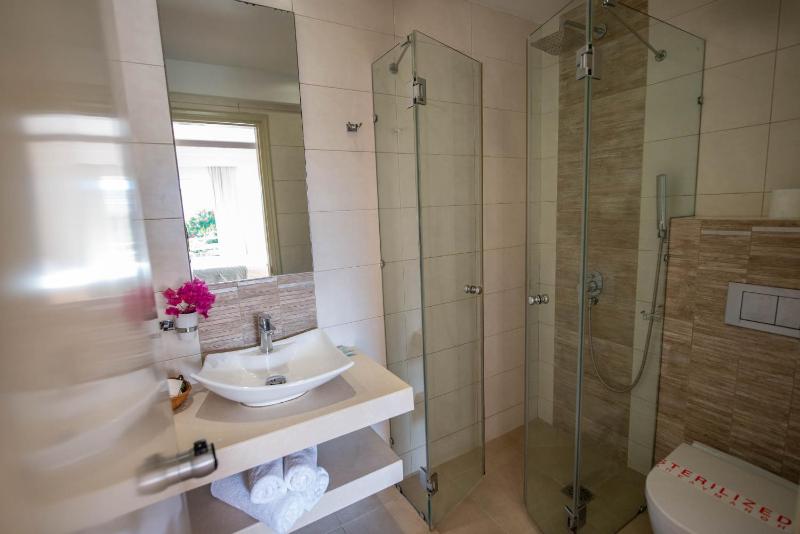 Double Room with Garden View image 3