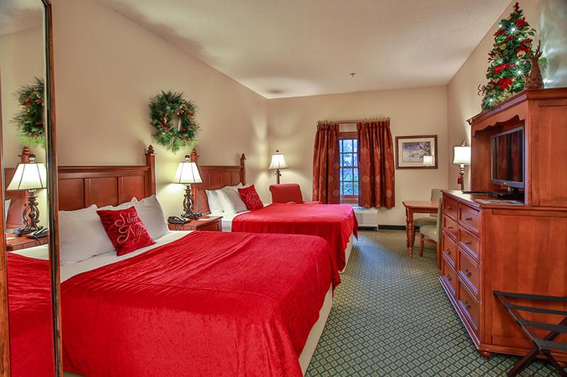 Two Queen Beds (No Balcony) image 2