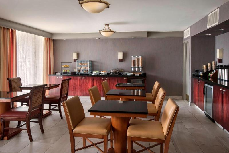 Traditional King Room - Concierge Level image 2