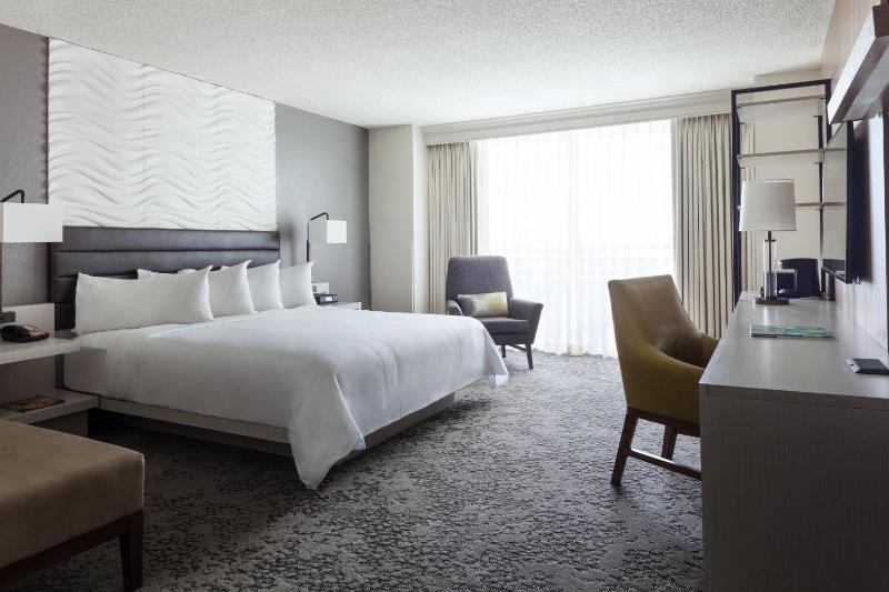 Guest Room, 1 King image 4