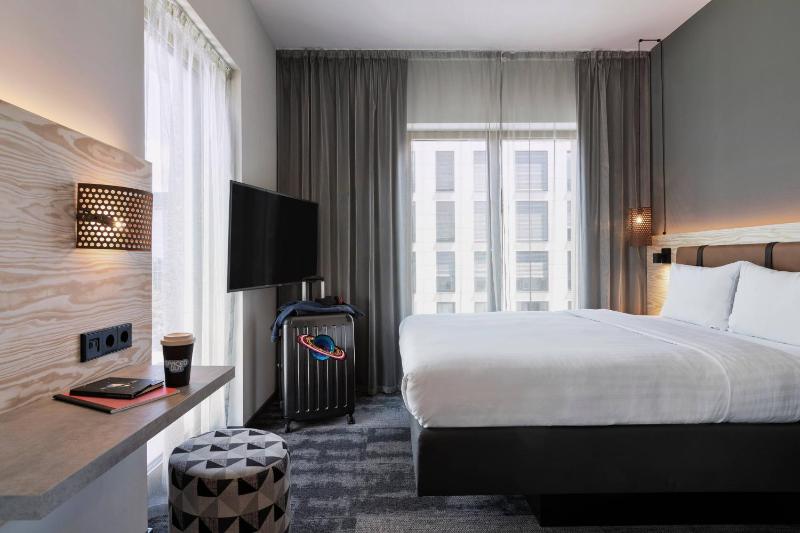 Moxy Corner Room, Guest room, 1 Queen, Corner room  image 1