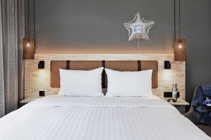 Moxy Queen Sleeper, Guest room, 1 Queen             image 1